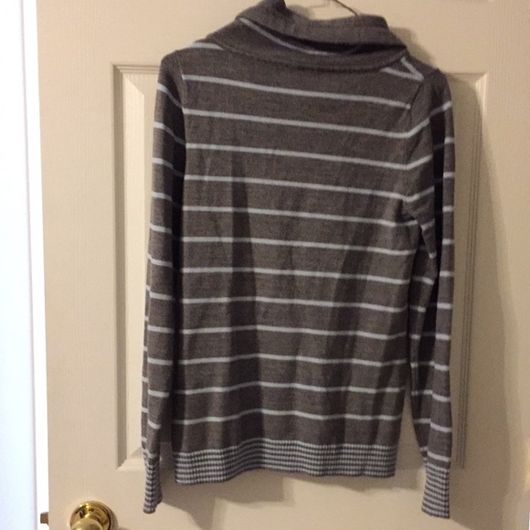 Sweater. Size Medium. - Picture 3 of 9